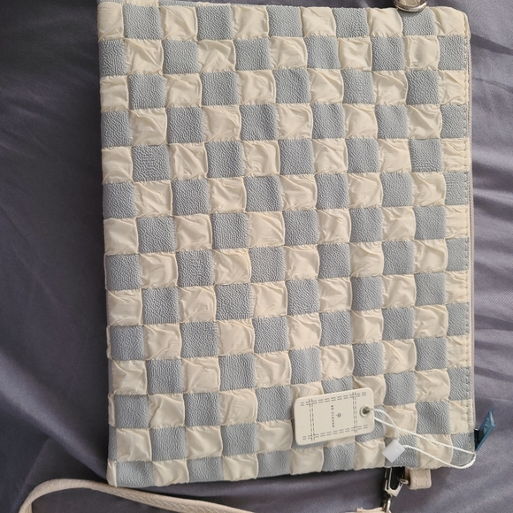 NWT Gray/Cream Crossboddy/Larger Wristlet - 8" x 10" - Picture 2 of 9